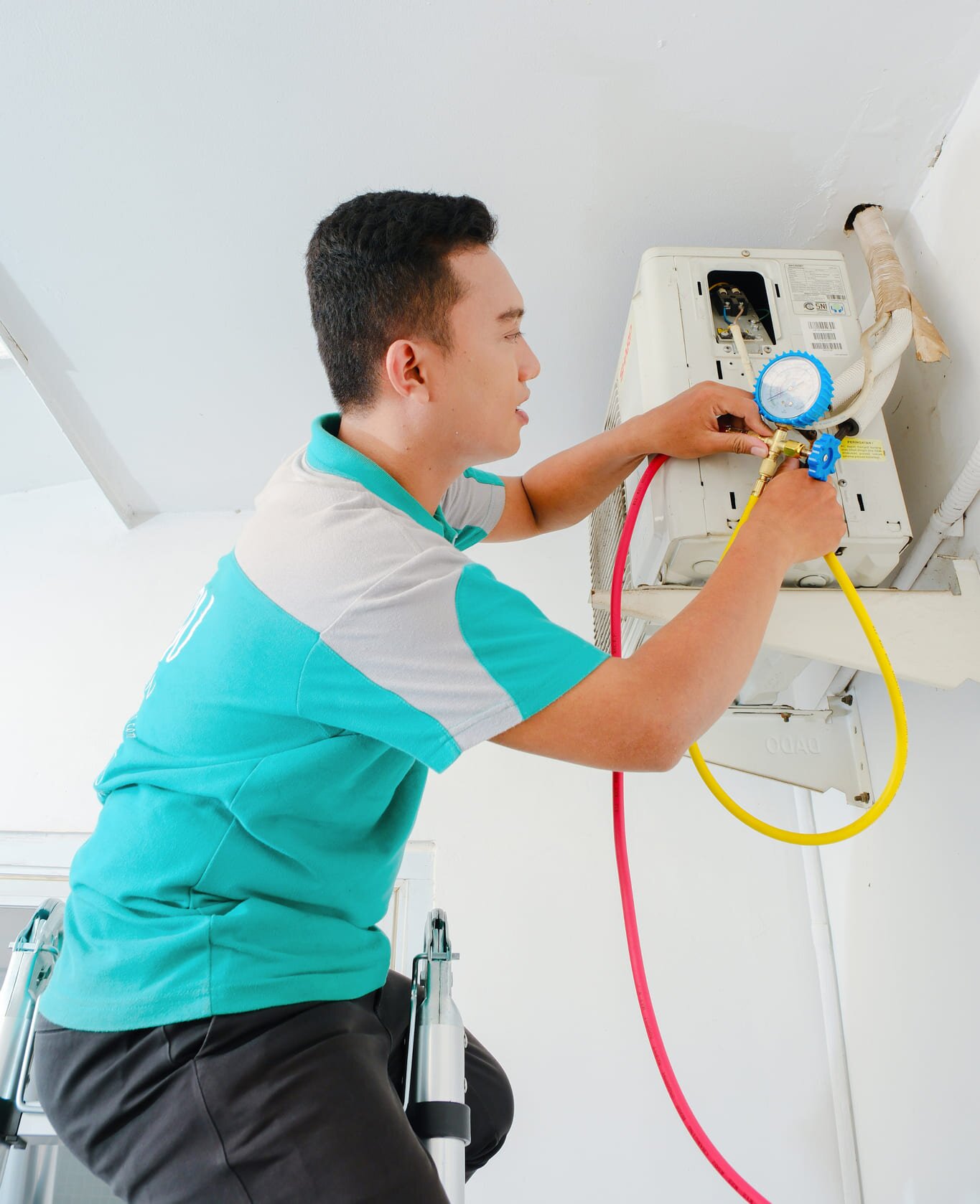 Teknisi Dokter Sejuk AC sedang servis unit AC